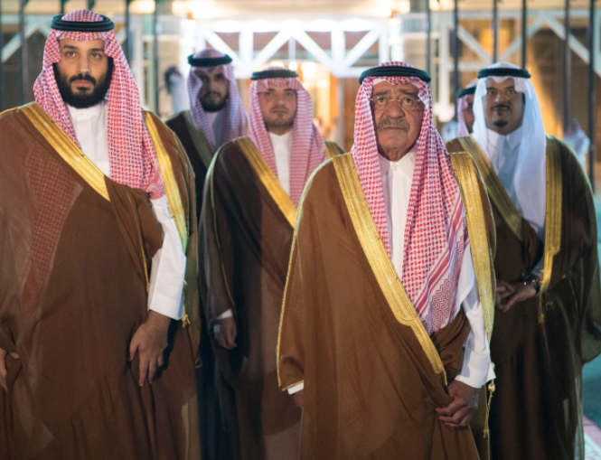الأمير مقرن والأمير محمد بن سلمان في استقبال الملك