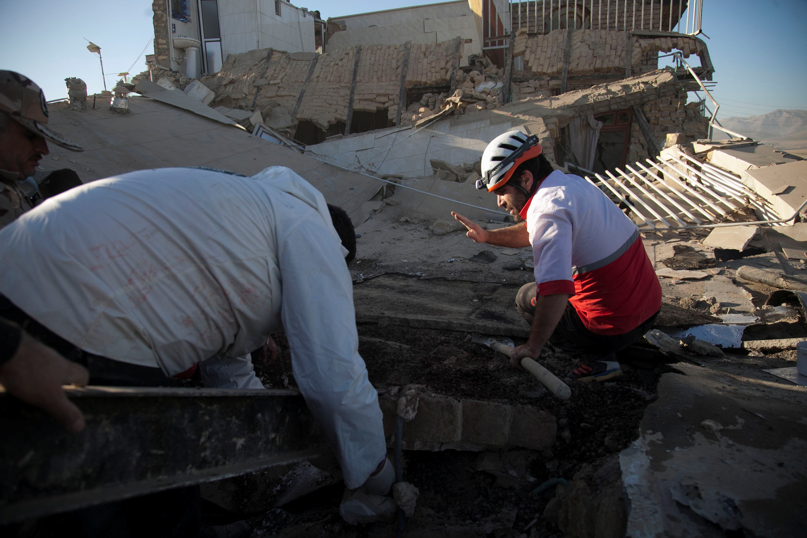 البحث عن ناجين من زلزال الحدود العراقية الإيرانية