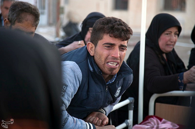 شاب يبكى فقدان ذويه فى الزلزال على الحدود العراقية الإيرانية