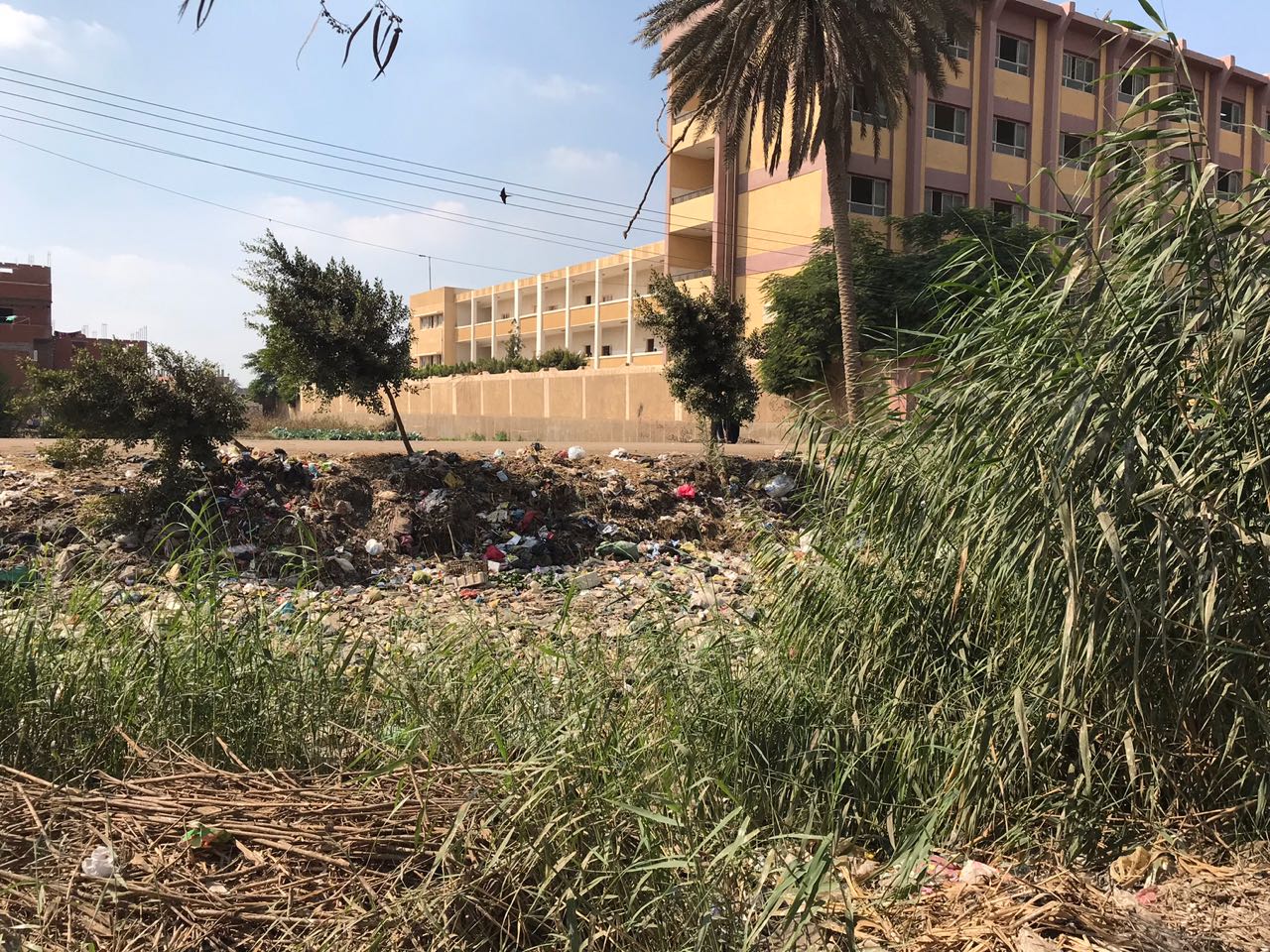 صورة آخرى لتواجد القمامة أمام المدرسة