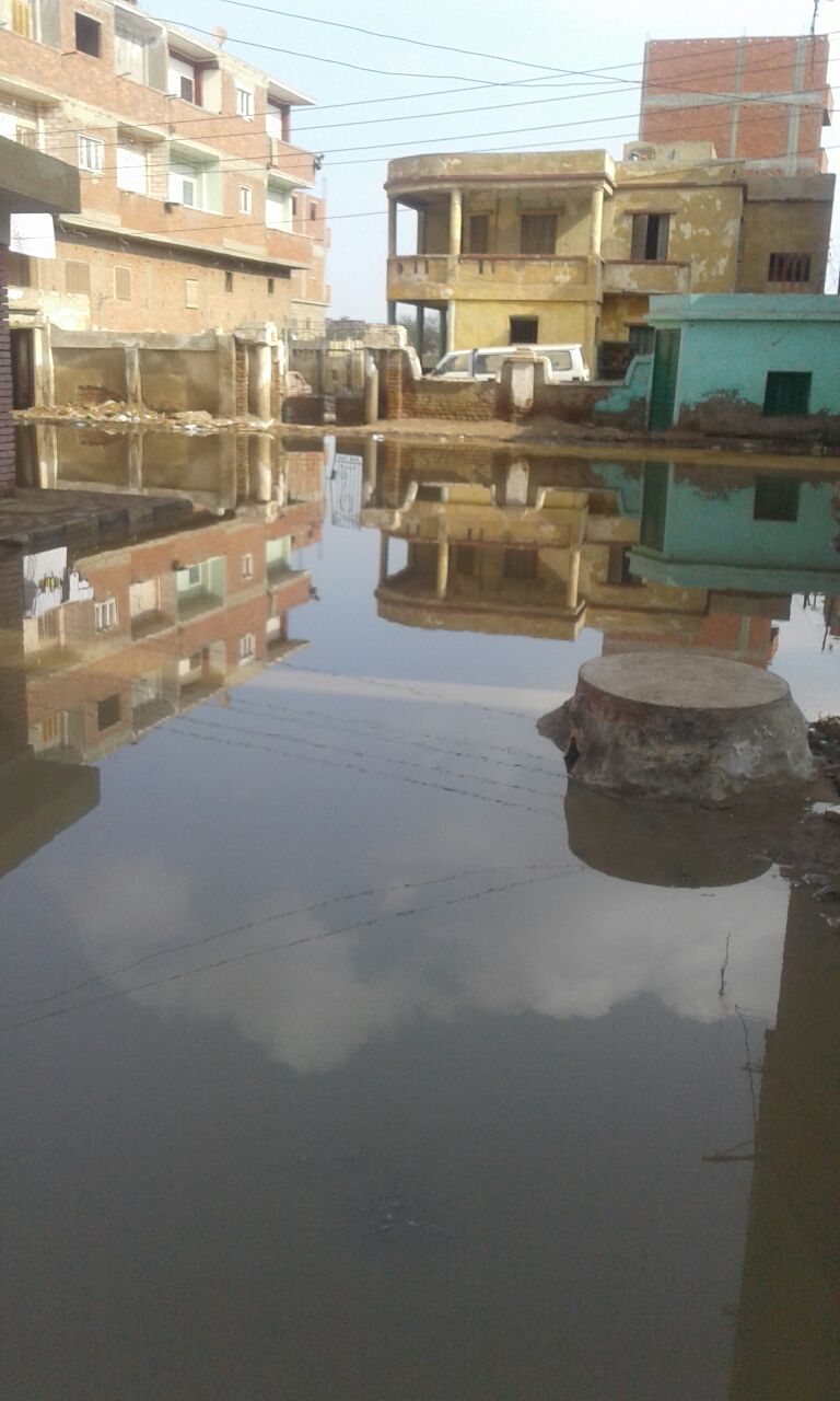 مياه الصرف تغرق مجمع المدارس