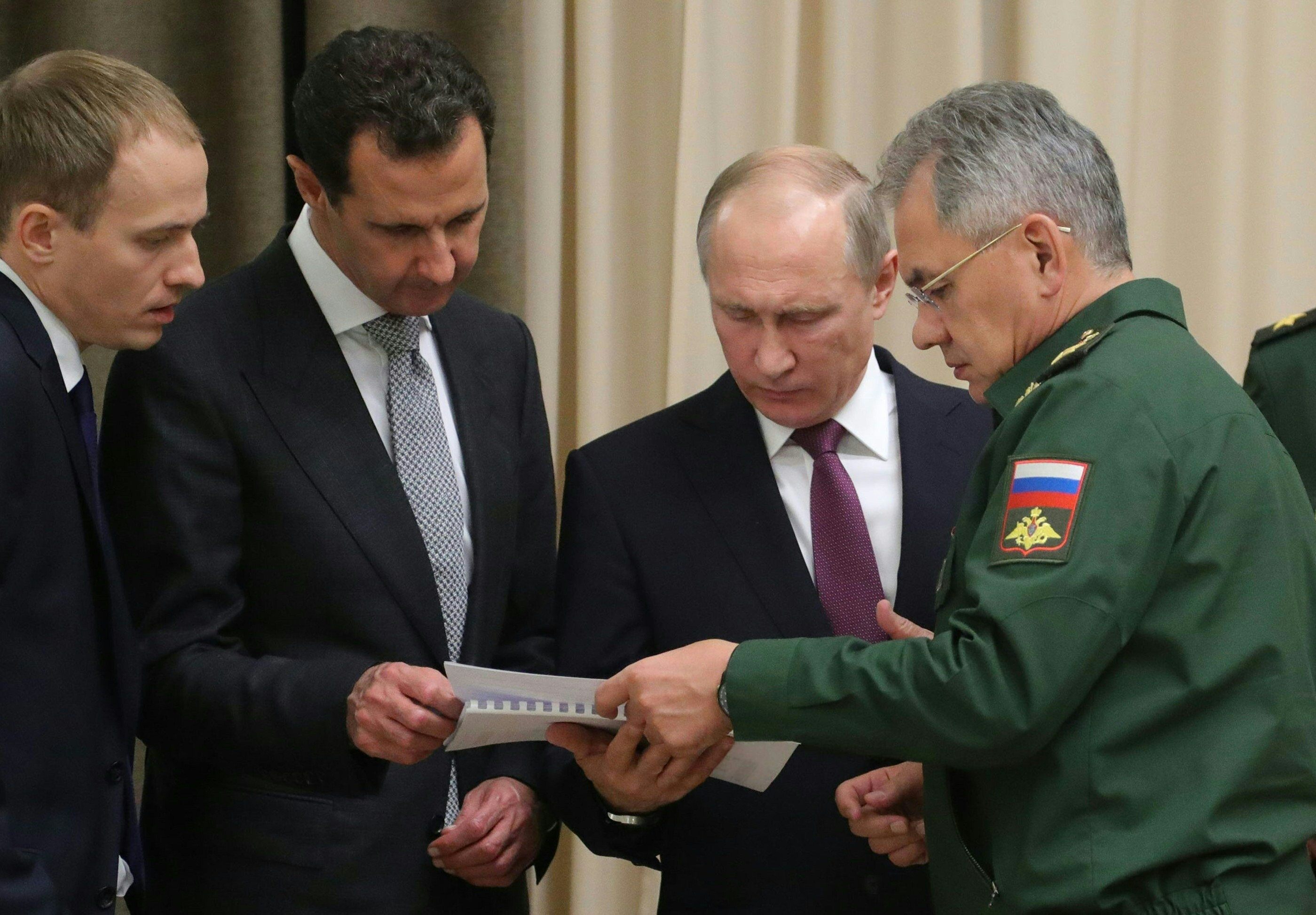 الأسد يتحدث مع بوتين وجنرال روسى