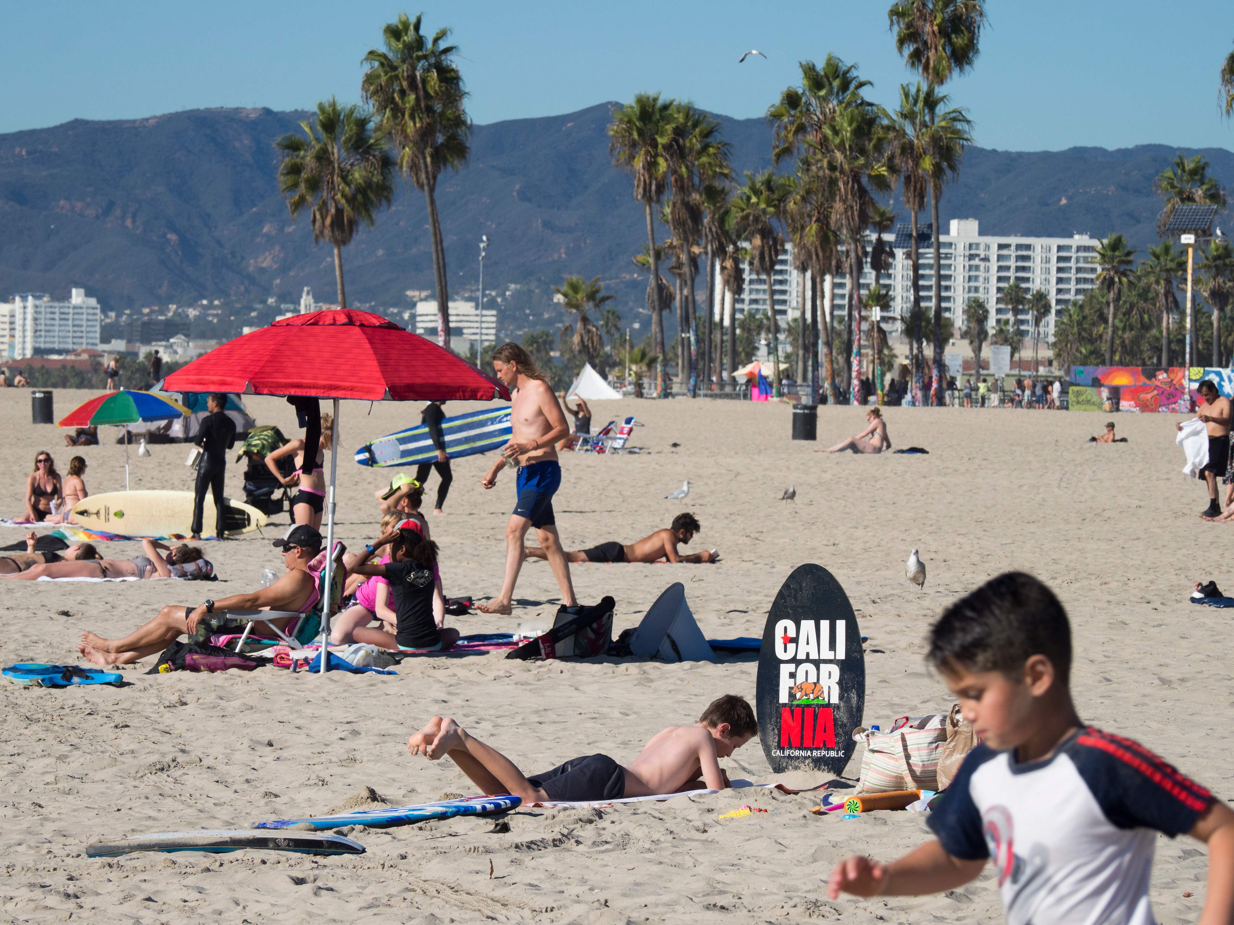 حرارة الشمس تجبر سكان كاليفورنيا على الهروب لشواطئ لوس أنجلوس