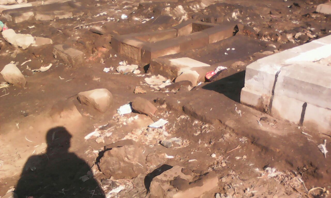 المياه الجوفية تحاصر مقابر الموتي  (1)