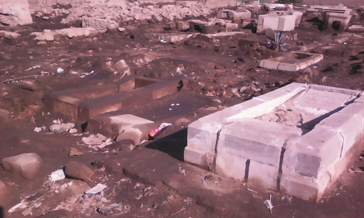 المياه الجوفية تحاصر مقابر الموتي  (3)