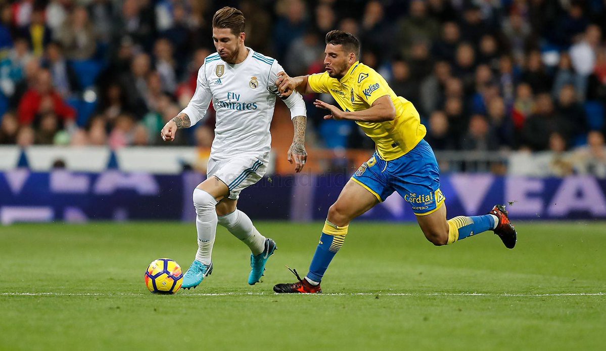 راموس مدافع ريال مدريد فى إحتكاك مع لاعب بالماس راموس مدافع ريال مدريد فى إحتكاك مع لاعب بالماس