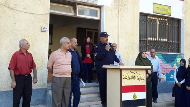 امين شرطة بالحماية المدنية يلقي محاضرة لطالبات مدرسة منفلوط