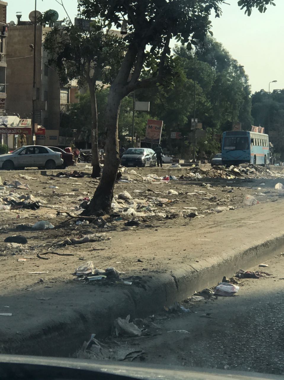 جانب أخر توضح القمامة