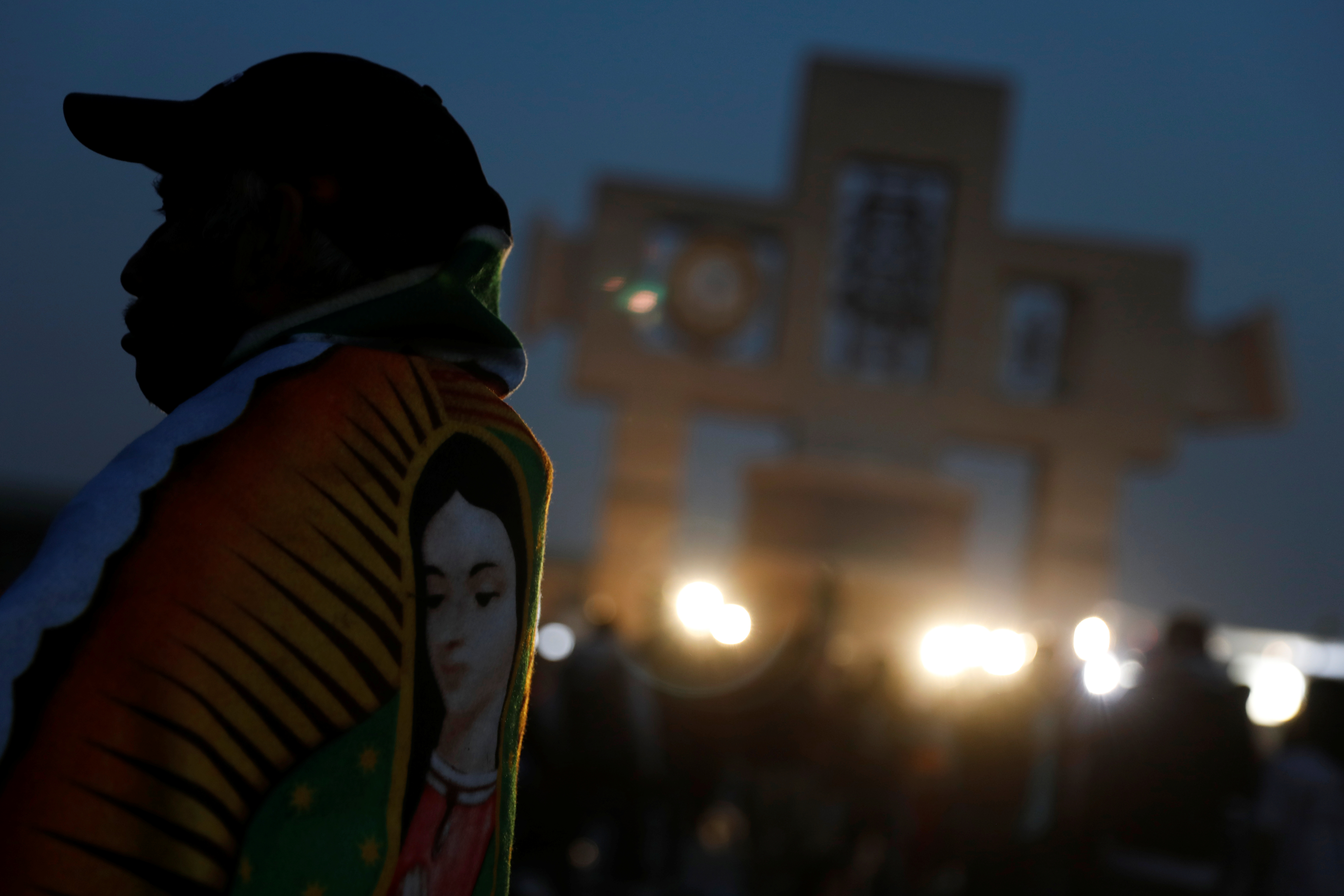 أحد المواطنين يرسم صورة العذراء ملابسة