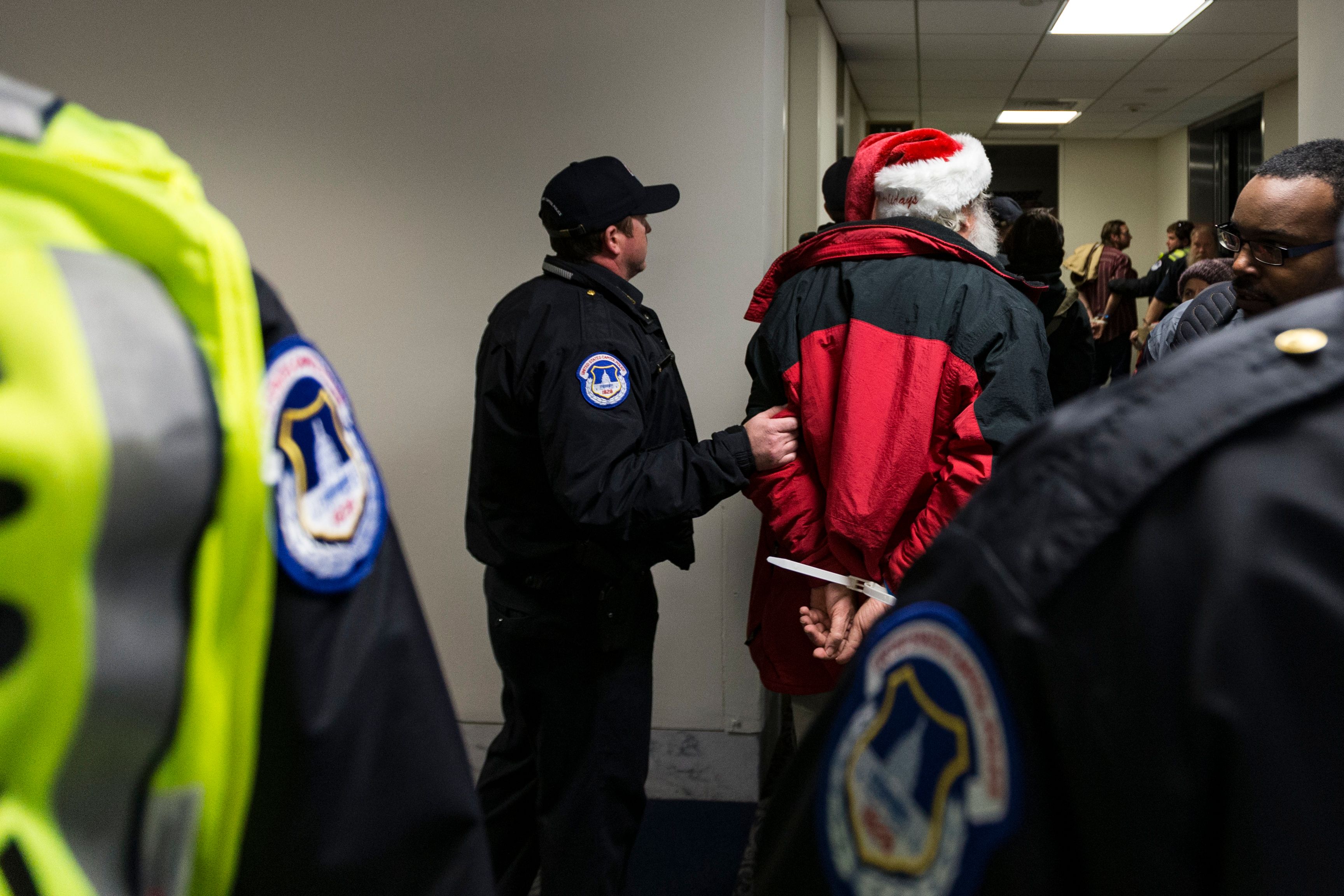 الشرطة الأمريكية تعتقل معتصمين معارضين لقانون الإصلاح الضريبى بالكونجرس