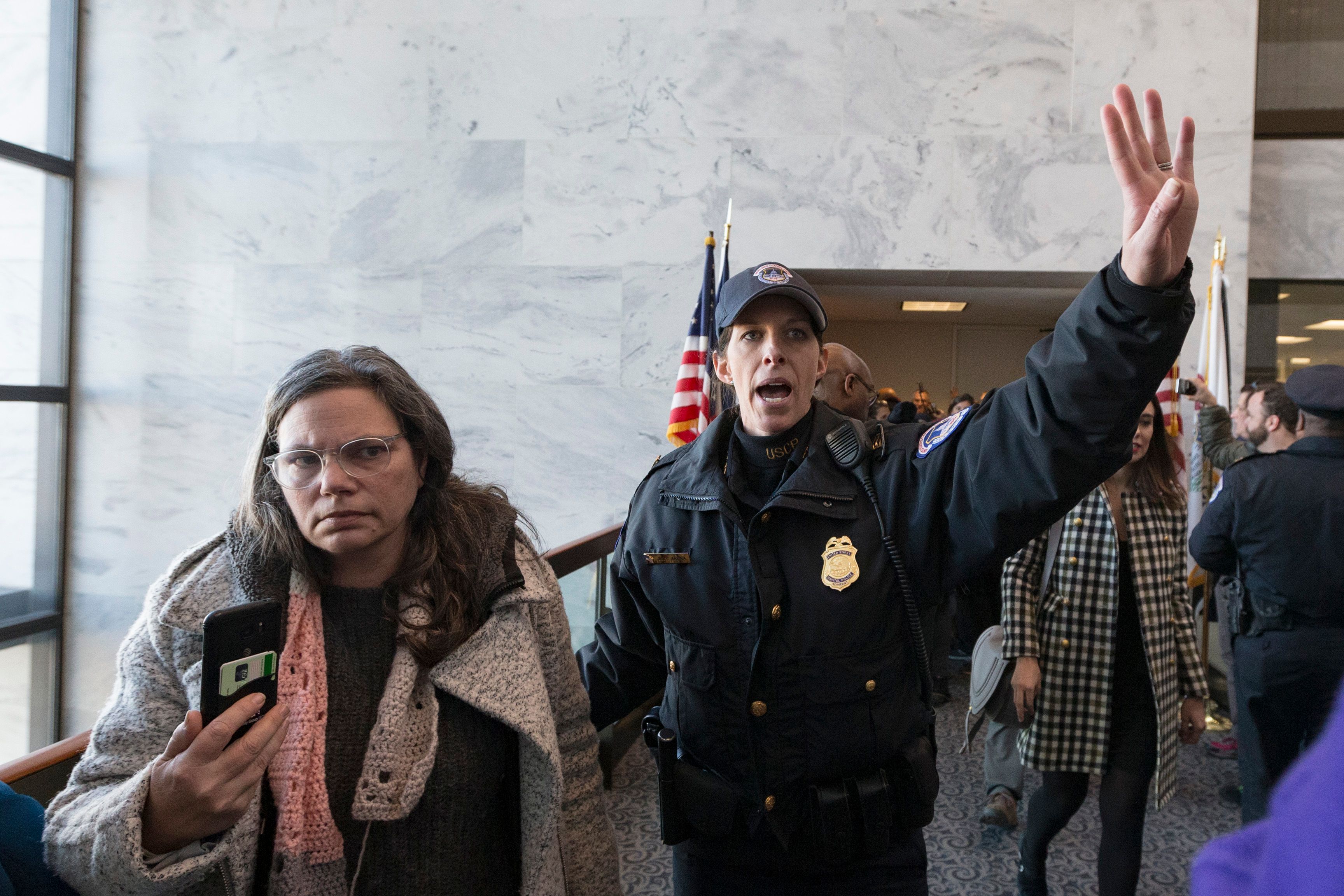 شرطى أمريكى يواجه المعتصمين