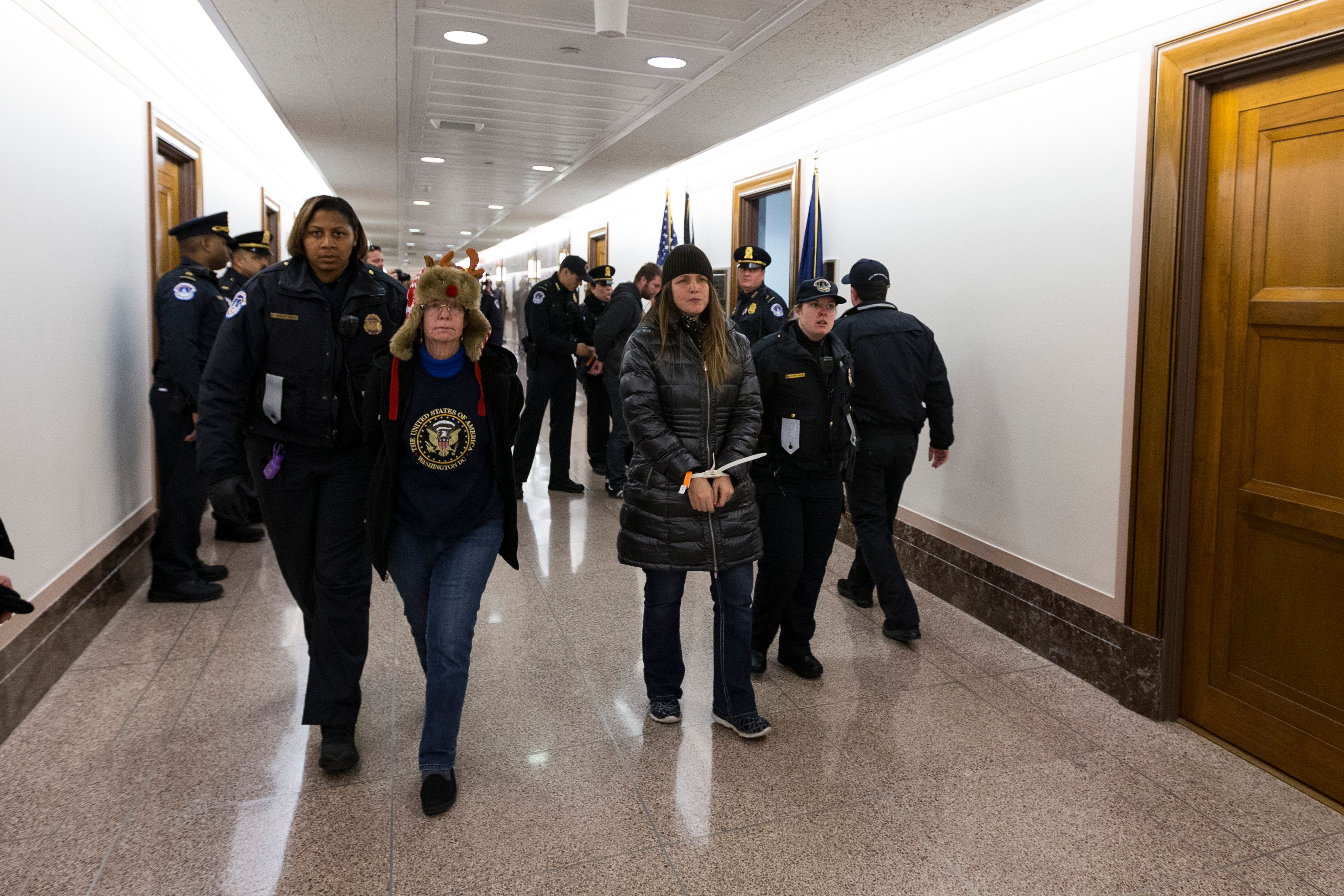 معارضون لقانون الإصلاح الضريبى ورجال الشرطة الأمريكية