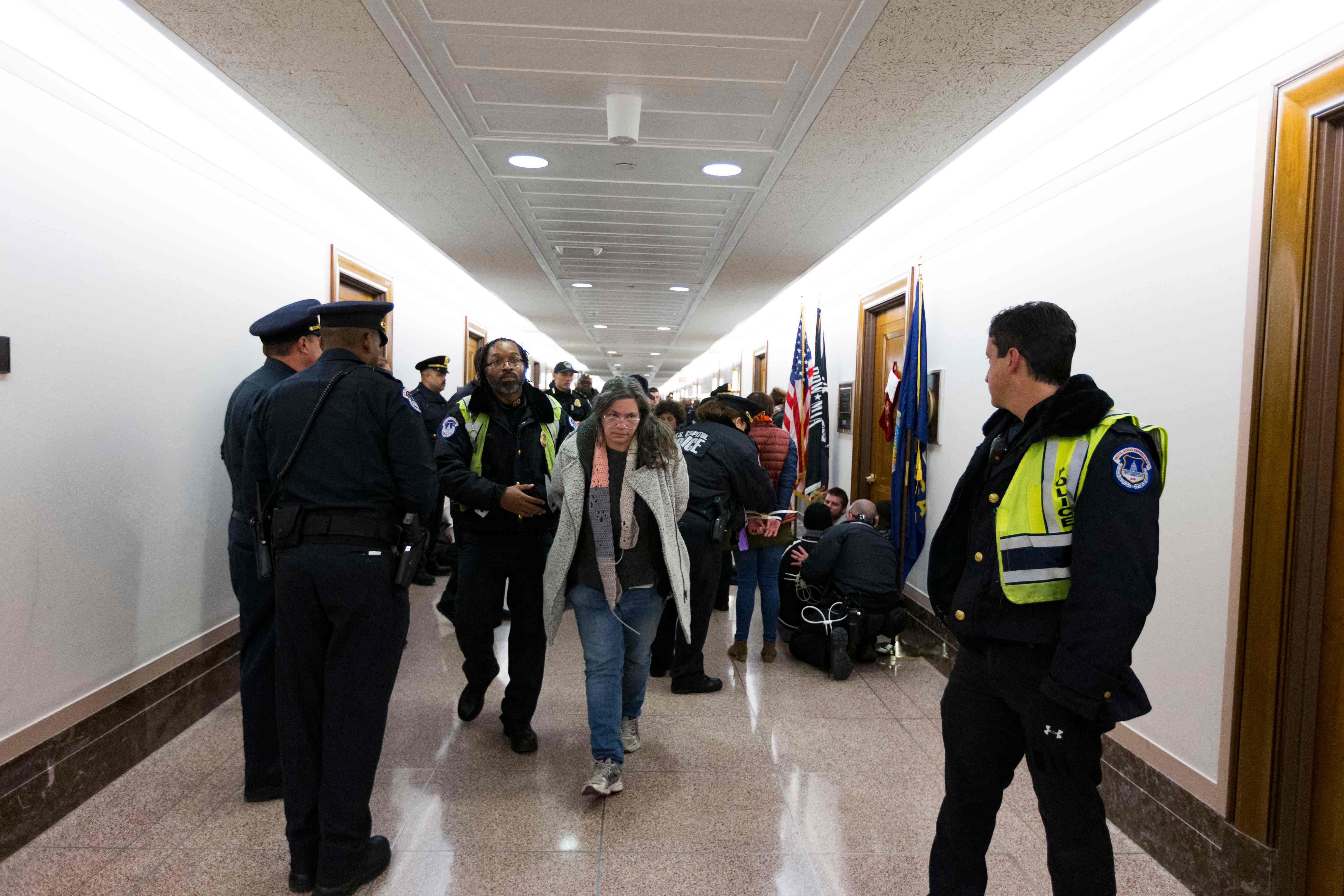 الشرطة الأمريكية تفرق المعتصمين