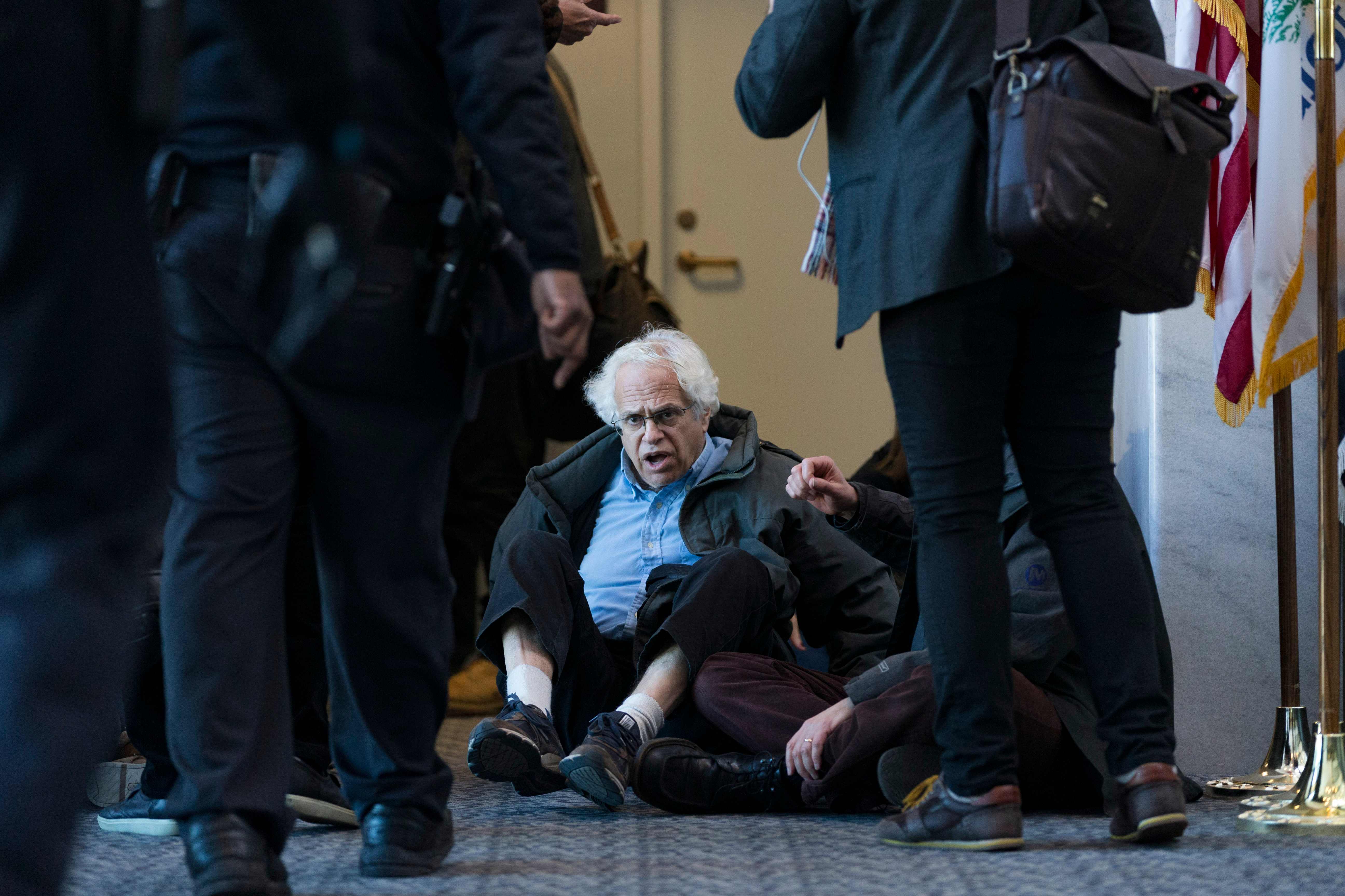 أحد المعتصمين داخل الكونجرس