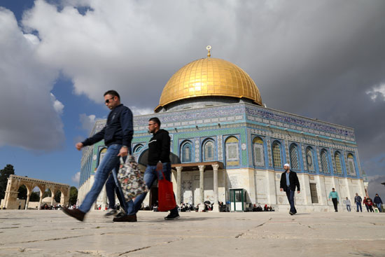 فلسطينيات قبل أداء صلاة الجمعة فى الأقصى