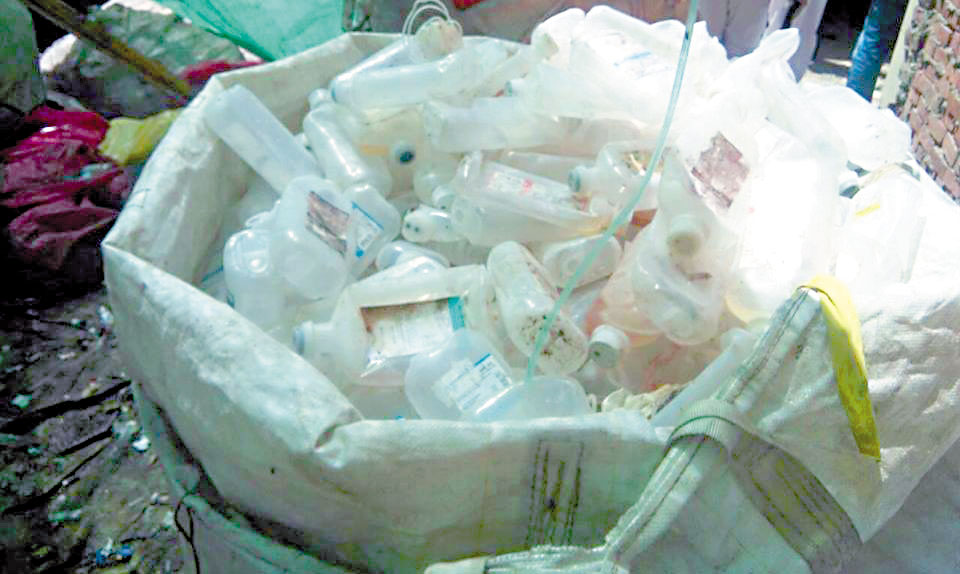 فصل-النفايات-البلاستيكية-عن-المواد-الاخرى