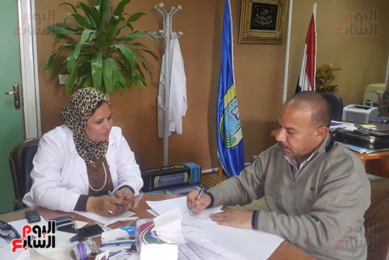 الزميل صبرى غانم مع مدير مستشفيات جامعة قناة السويس