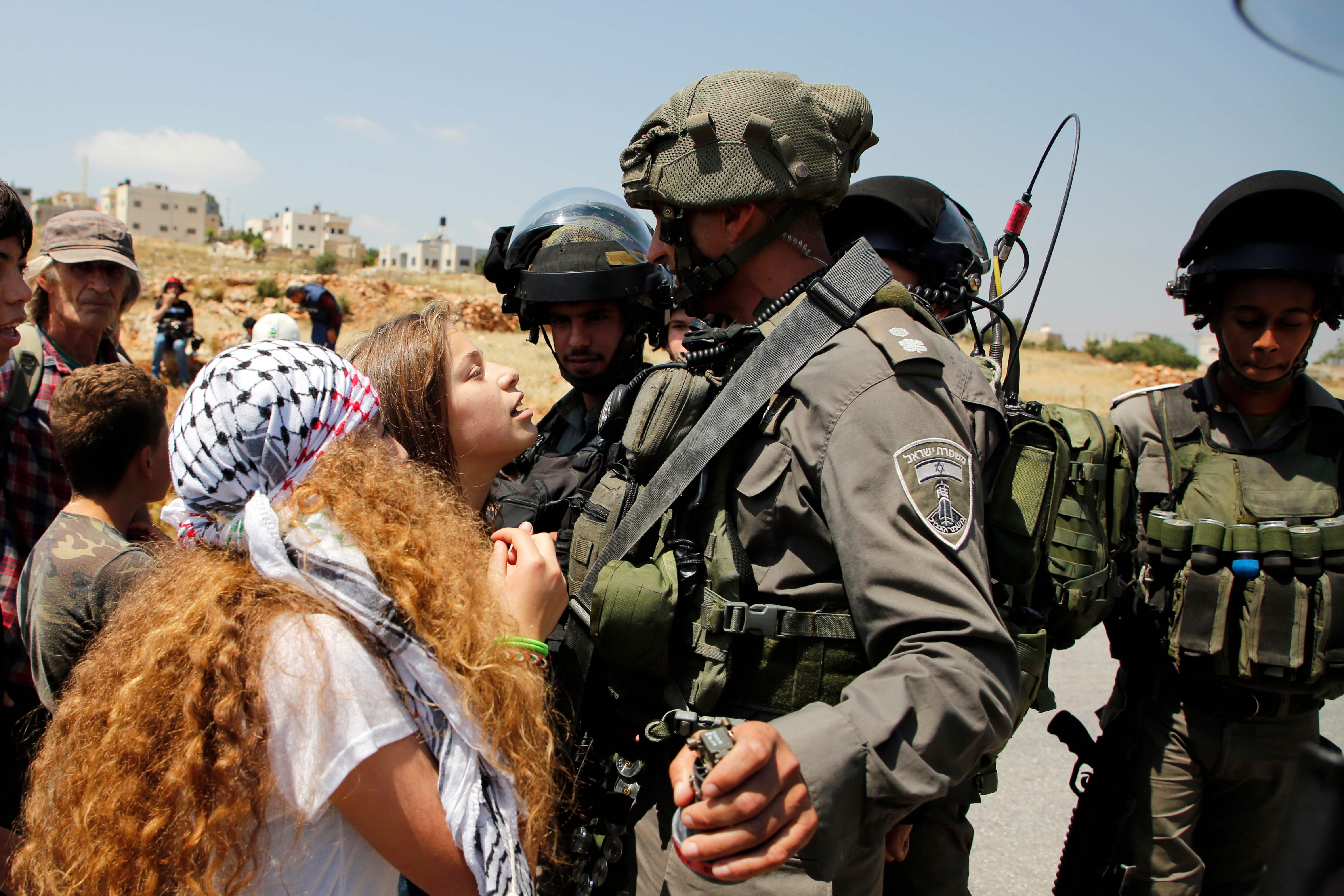 الفتاة عهد التميمى وشقيقتها يتحدين قوات الاحتلال
