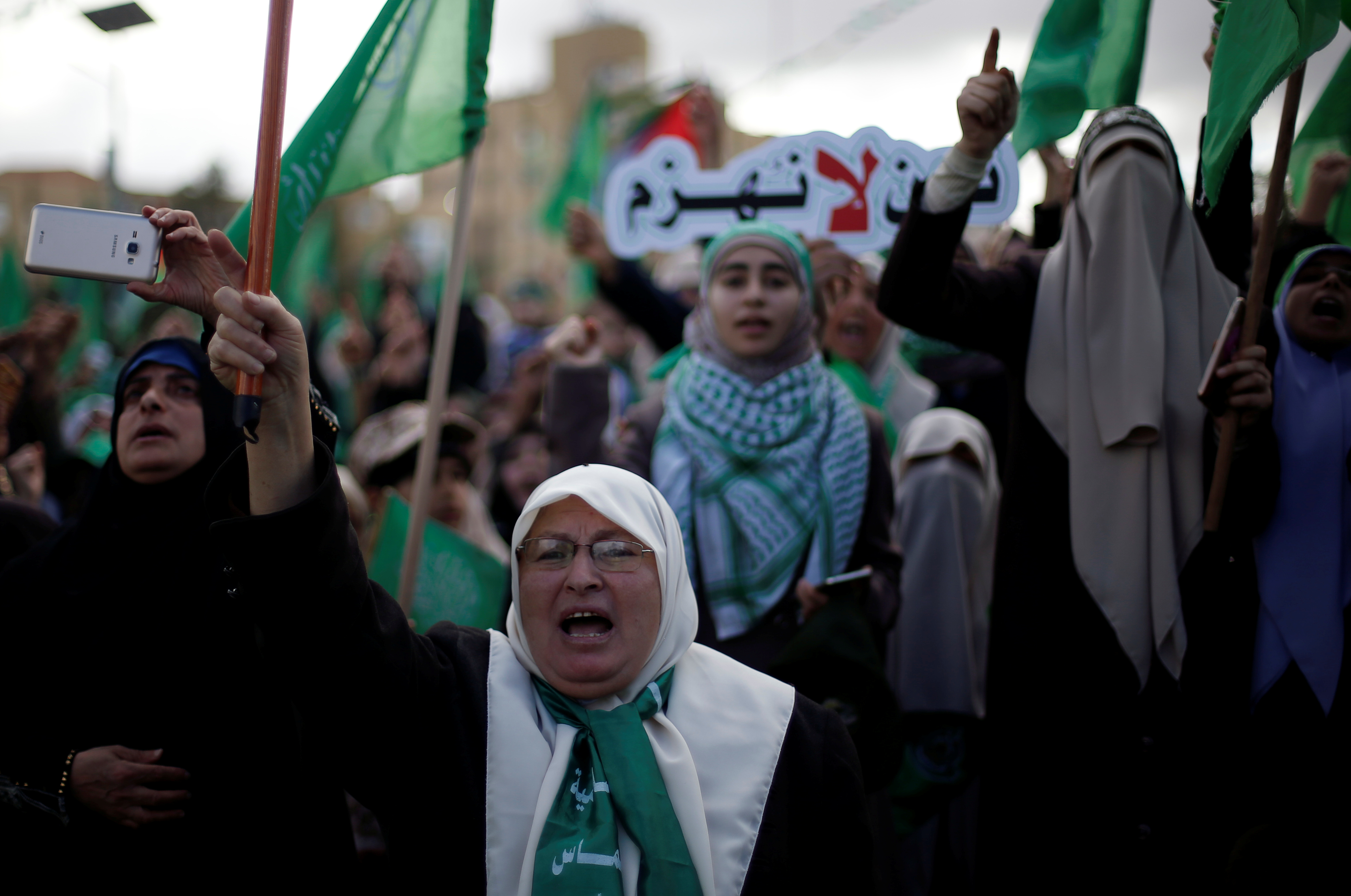 سيدات فلسطين يتحدين قوات الاحتلال