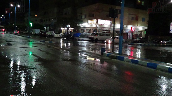  الشوارع خلت من المشاة بسبب الأمطار وبرودة الجو