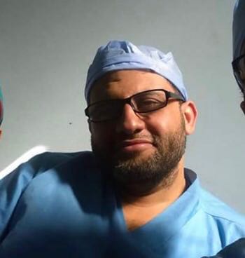 الدكتور ايمن حسين الذى قام باجراء الجراحة
