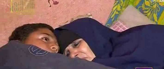 الطفل يحتضن جدته الطفل يحتضن جدته