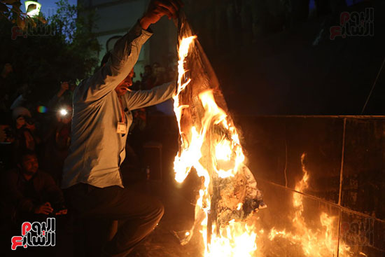   43850-صور-الصحفيون-يحرقون-علم-إسرائيل-خلال-وقفة-احتجاجية-(8).jpg