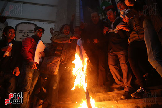   49313-صور-الصحفيون-يحرقون-علم-إسرائيل-خلال-وقفة-احتجاجية-(32).jpg