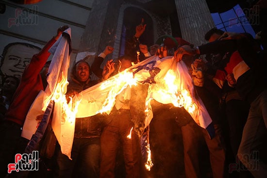   50556-صور-الصحفيون-يحرقون-علم-إسرائيل-خلال-وقفة-احتجاجية-(17).jpg