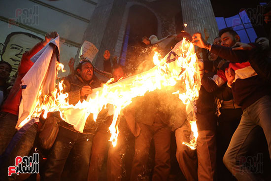   57655-صور-الصحفيون-يحرقون-علم-إسرائيل-خلال-وقفة-احتجاجية-(33).jpg