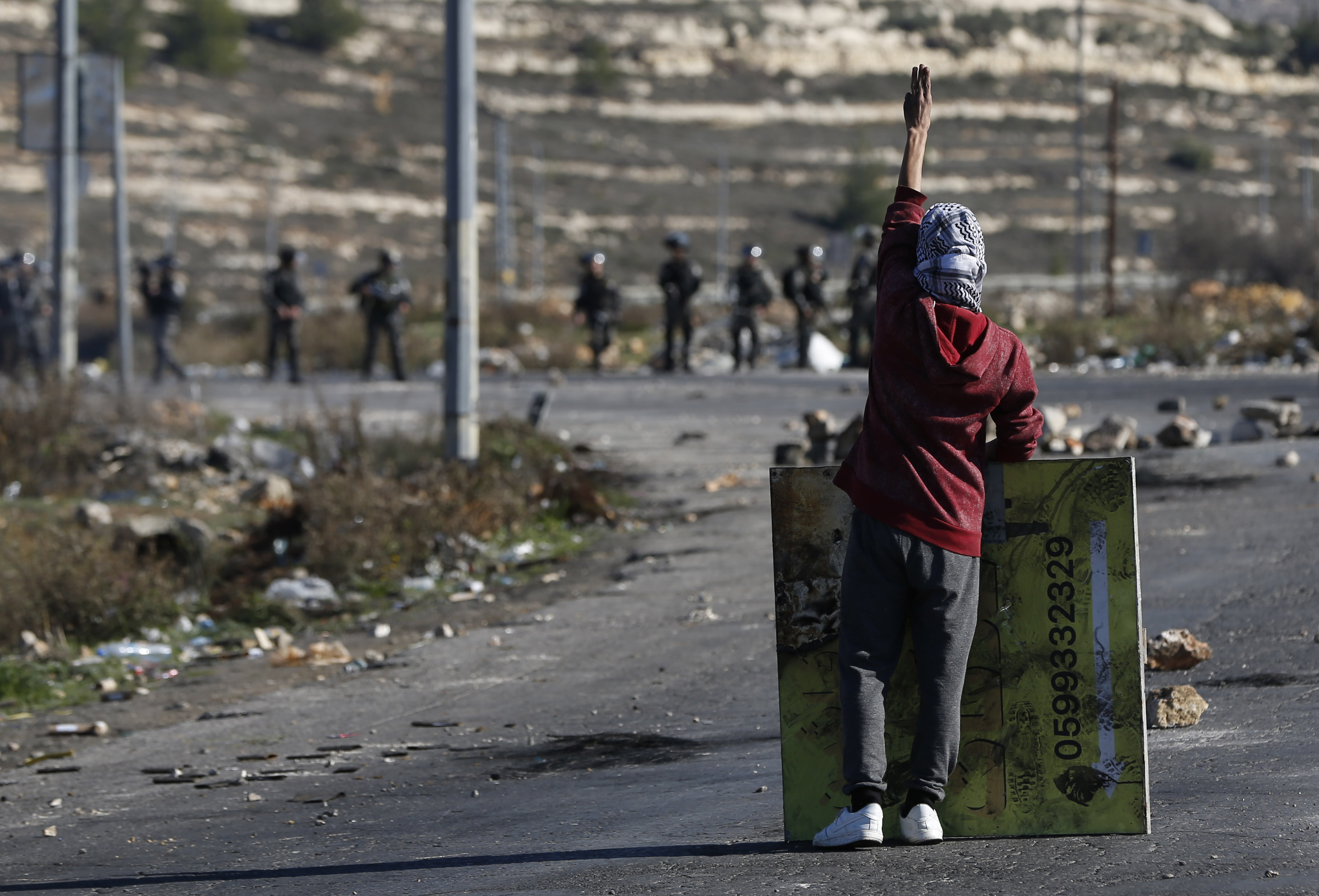 قوات الاحتلال ومتظاهر فلسطينى