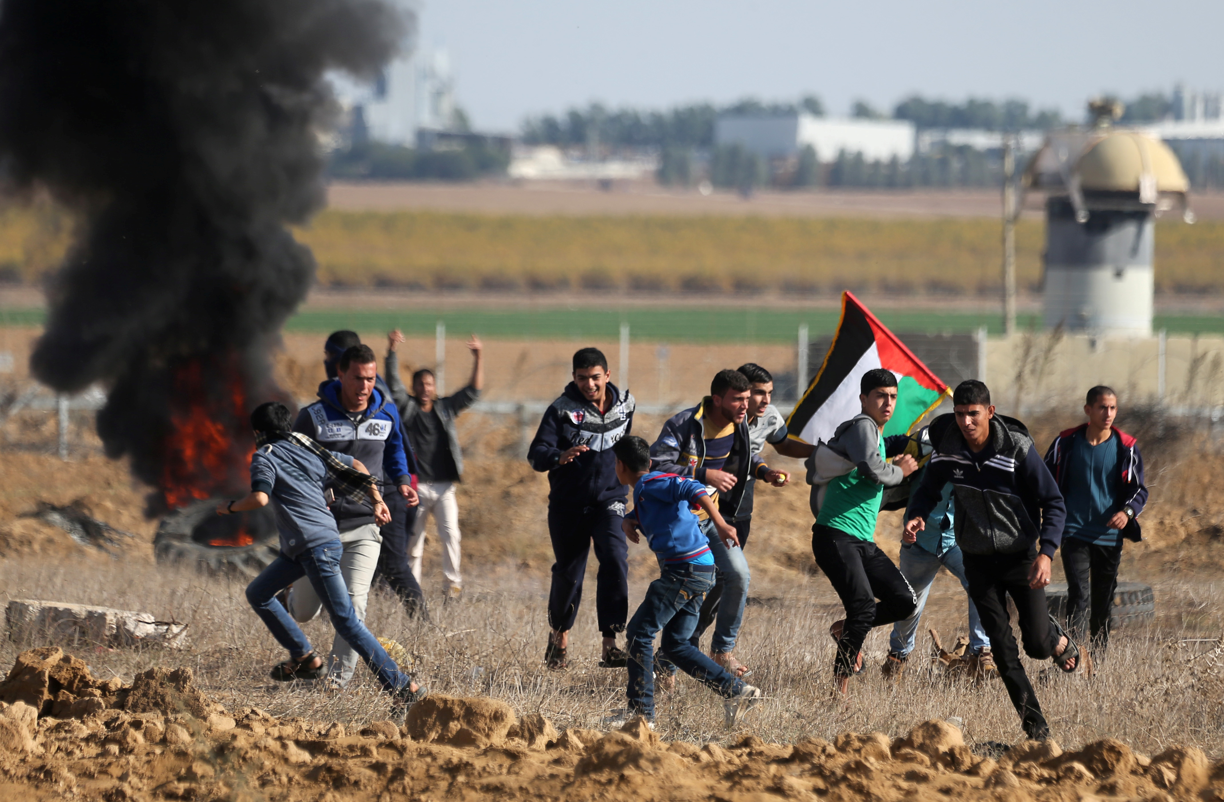 شبان فلسطينيون فى مواجهة قوات الاحتلال