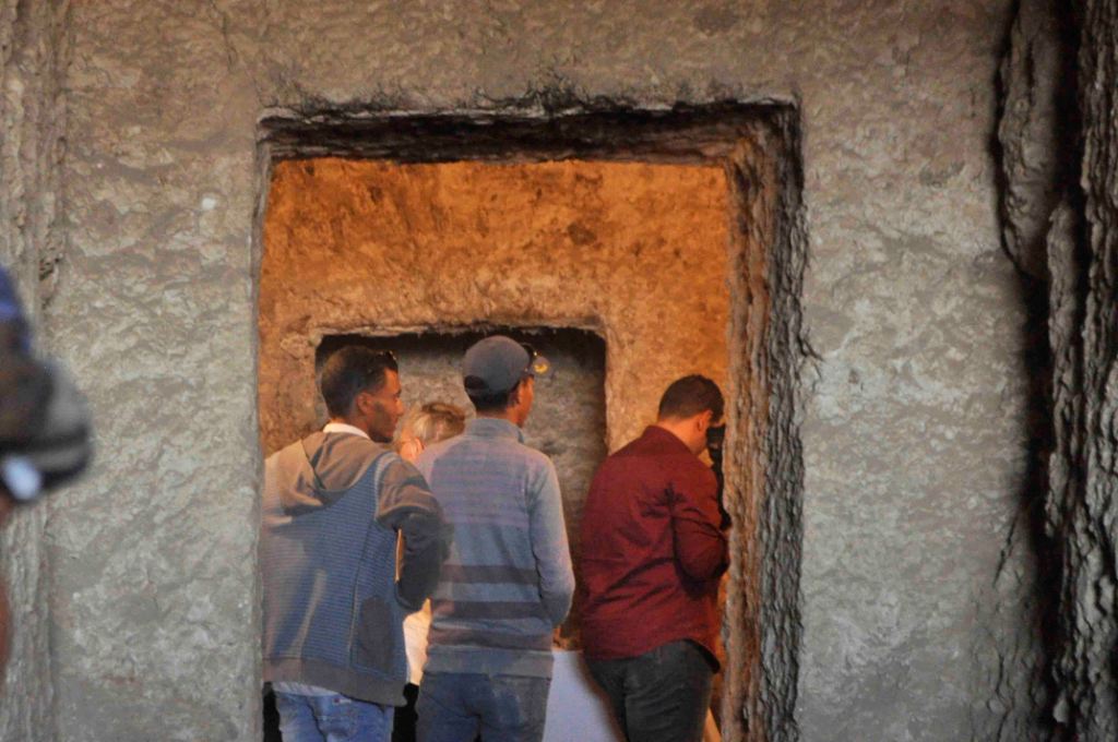           وزير الآثارمقابر دراع أبو النجا غربي الأقصر شهدت إكتشاف 4 مقابر تاريخية