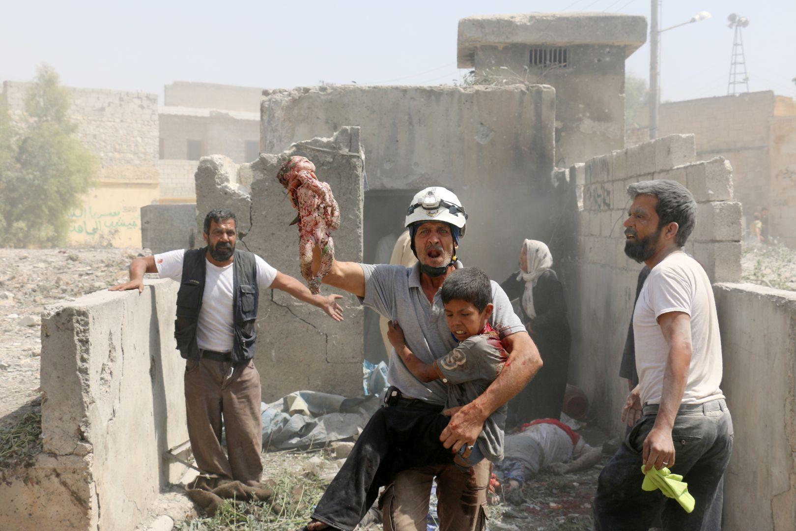 الجائزة الثانية- انقاذ سوريين من تحت الأنقاض- قصة مصورة