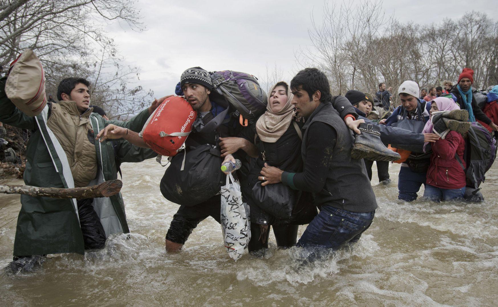 الجازئزة الثانية فردى - لاجئون يحاولون الوصول إلى مقدونيا