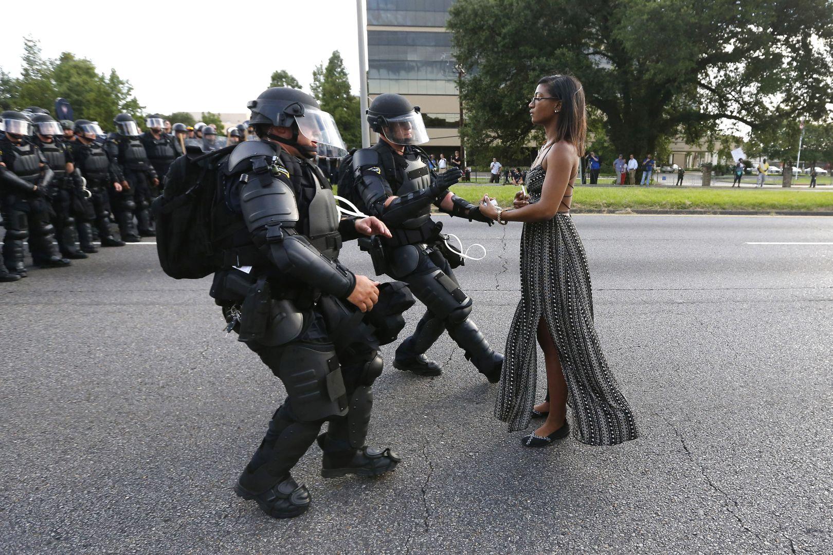 الجائزة الأولى فردى - ناشطة تواجه رجال الأمن خلال احتجاجات ضد الشرطة الأمريكية