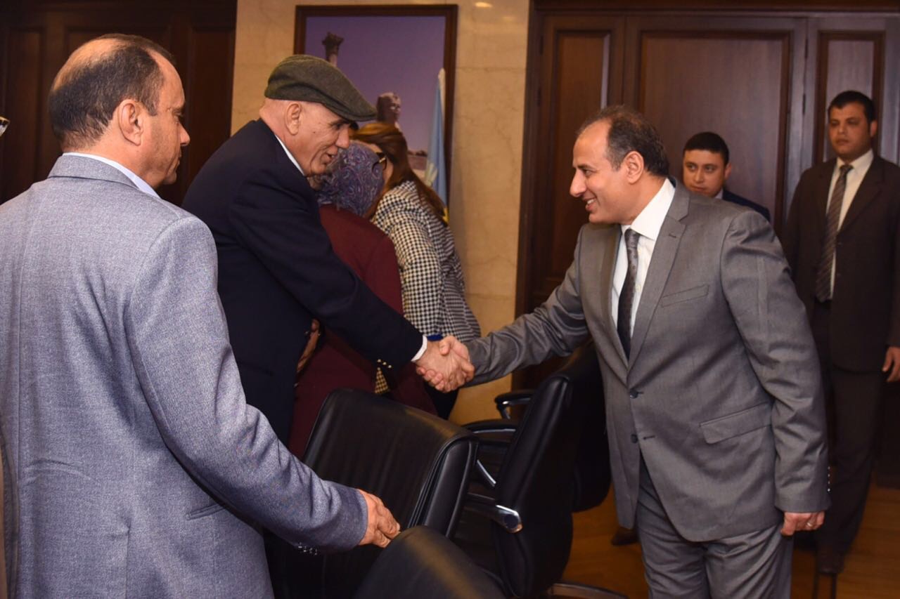 المحافظ يسلم على رؤساء الاحاء