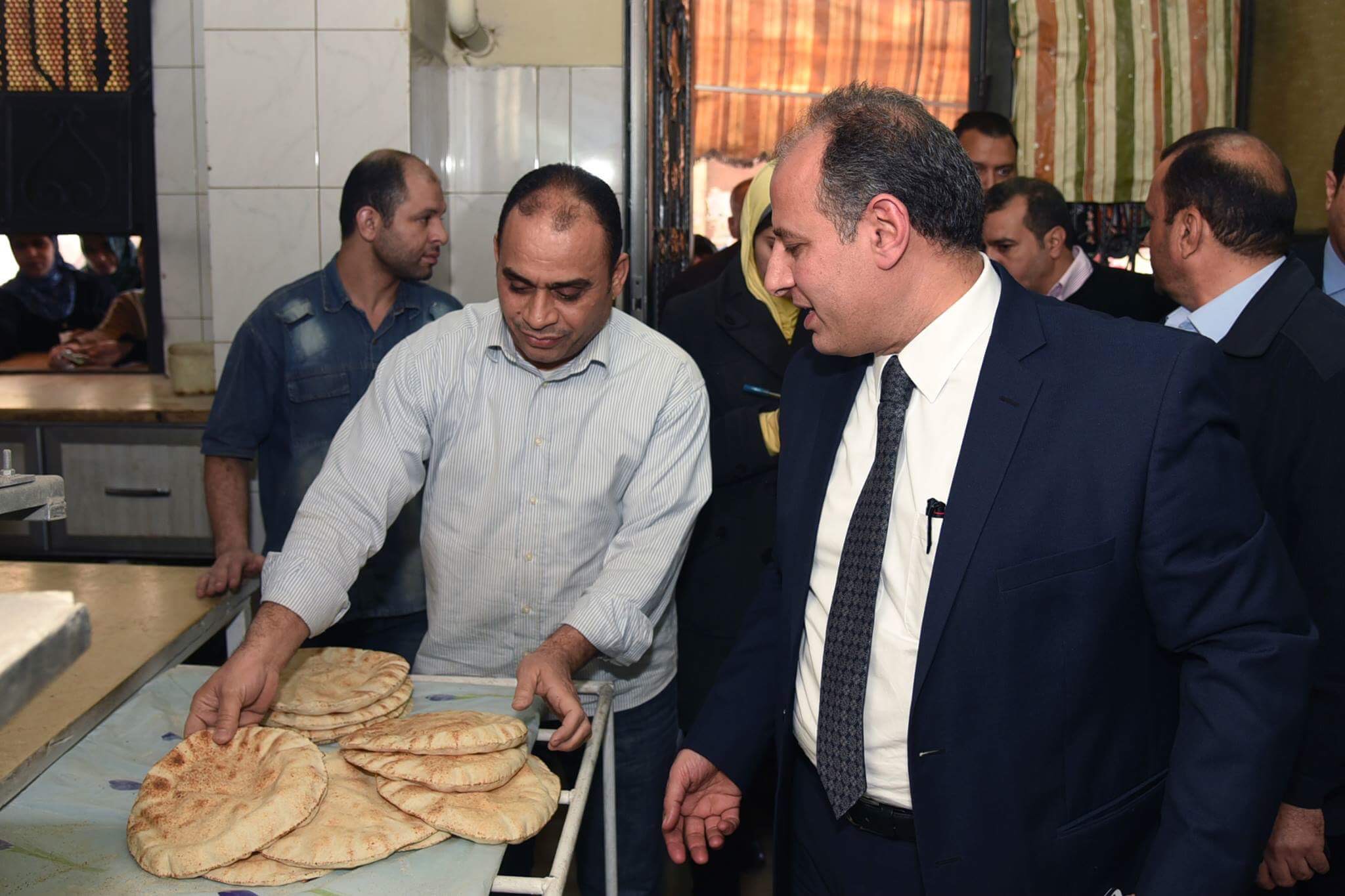 المحافظ داخل المخبز