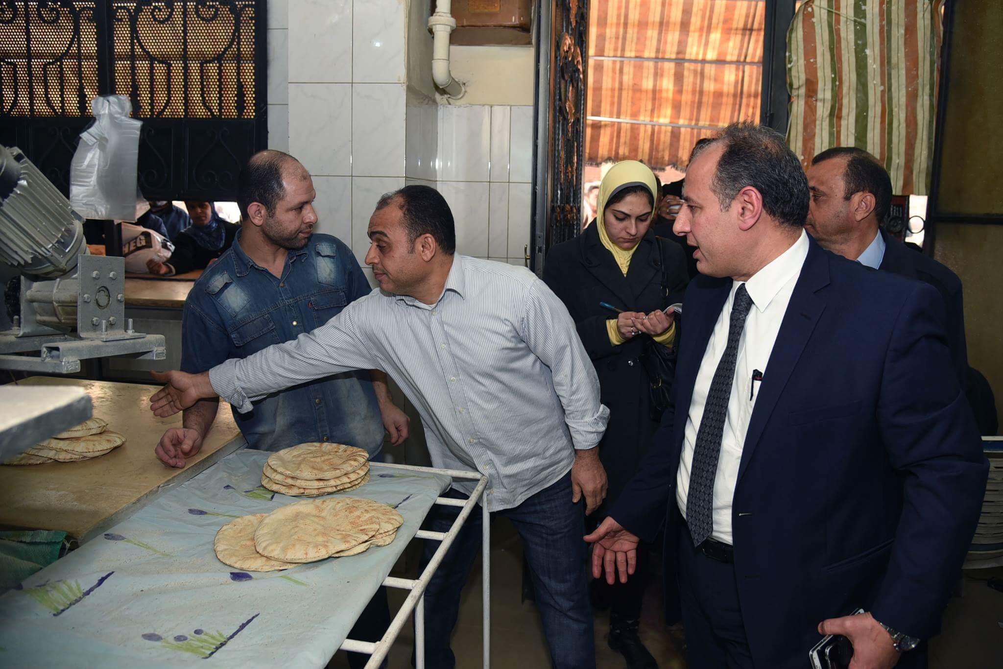 محافظ الاسكندرية يتفقد إحدى المخابز
