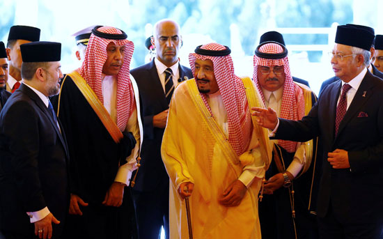 الملك-سلمان-بجواره-رئيس-الوزراء-الماليزي-نجيب-عبد-الرزاق--والملك-الماليزي-محمد-الخامس