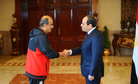 الرئيس السيسى يستقبل منتخب مصر فى مطار القاهرة (11)