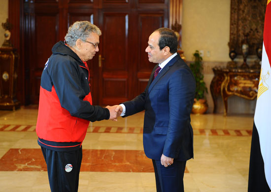 الرئيس السيسى يستقبل منتخب مصر فى مطار القاهرة (12)