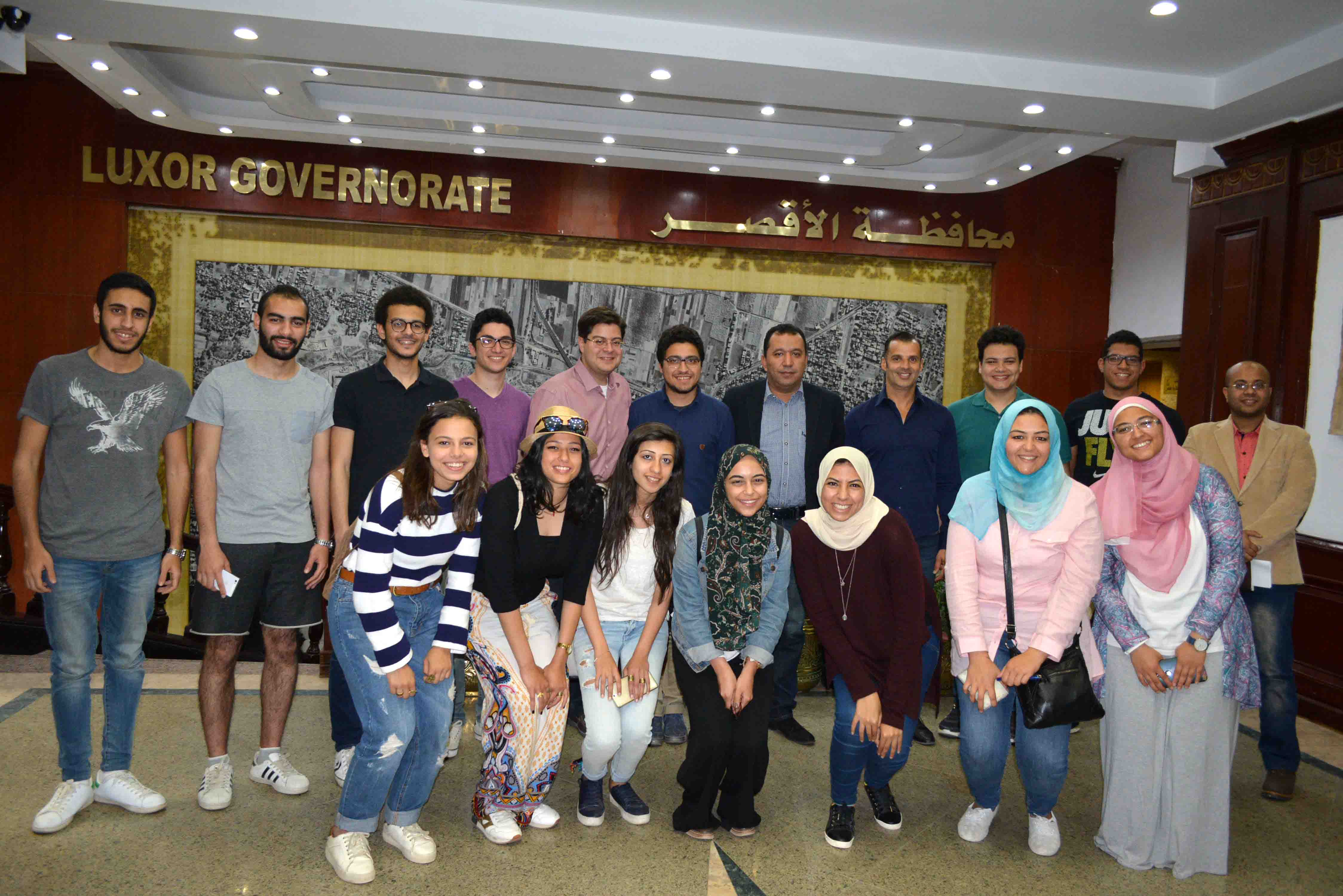 2- ضورة تذكارية للمحافظة وطلاب الجامعة الالمانية بالقاهرة