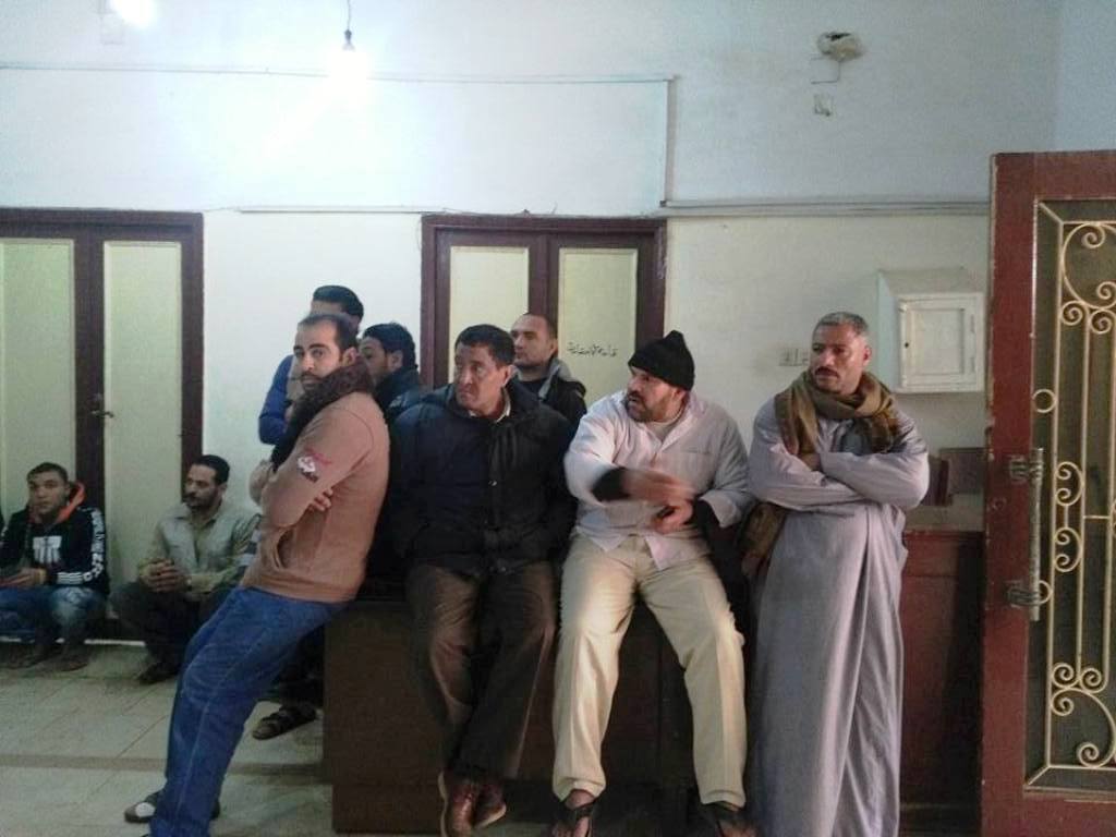 تجمهر المواطنين أمام مستشفى تلا المركزى عقب وفاة مواطنة مضربة عن الطعام 79357-التجمهر--(4)