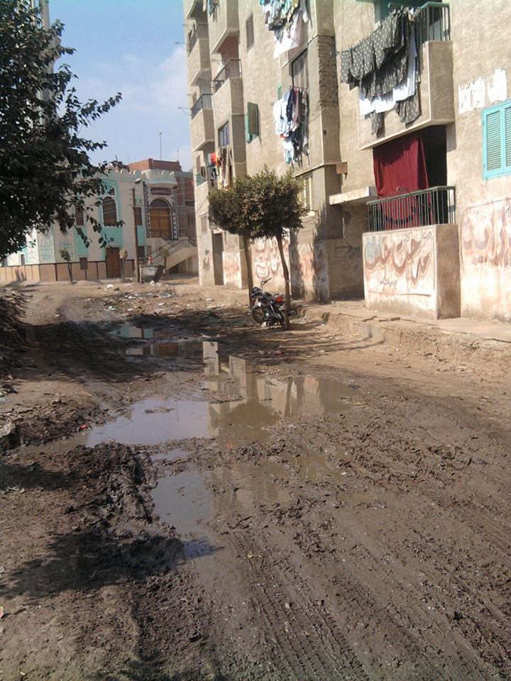 رقم 4 شوارع القرية غارقة بمياه الصرف الصحي