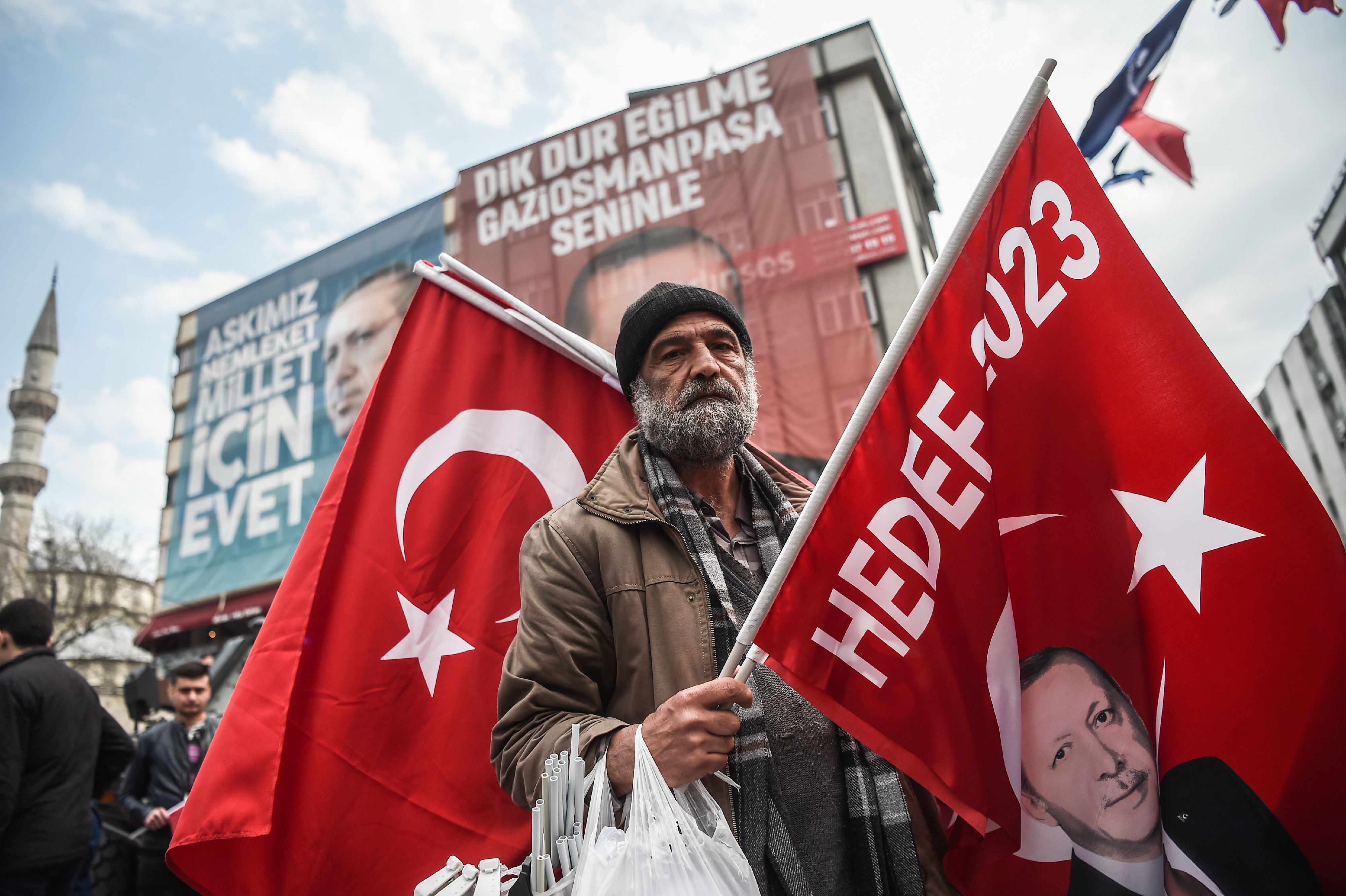 رجل يحمل صور أردوغان وعلم تركيا رجل يحمل صور أردوغان وعلم تركيا