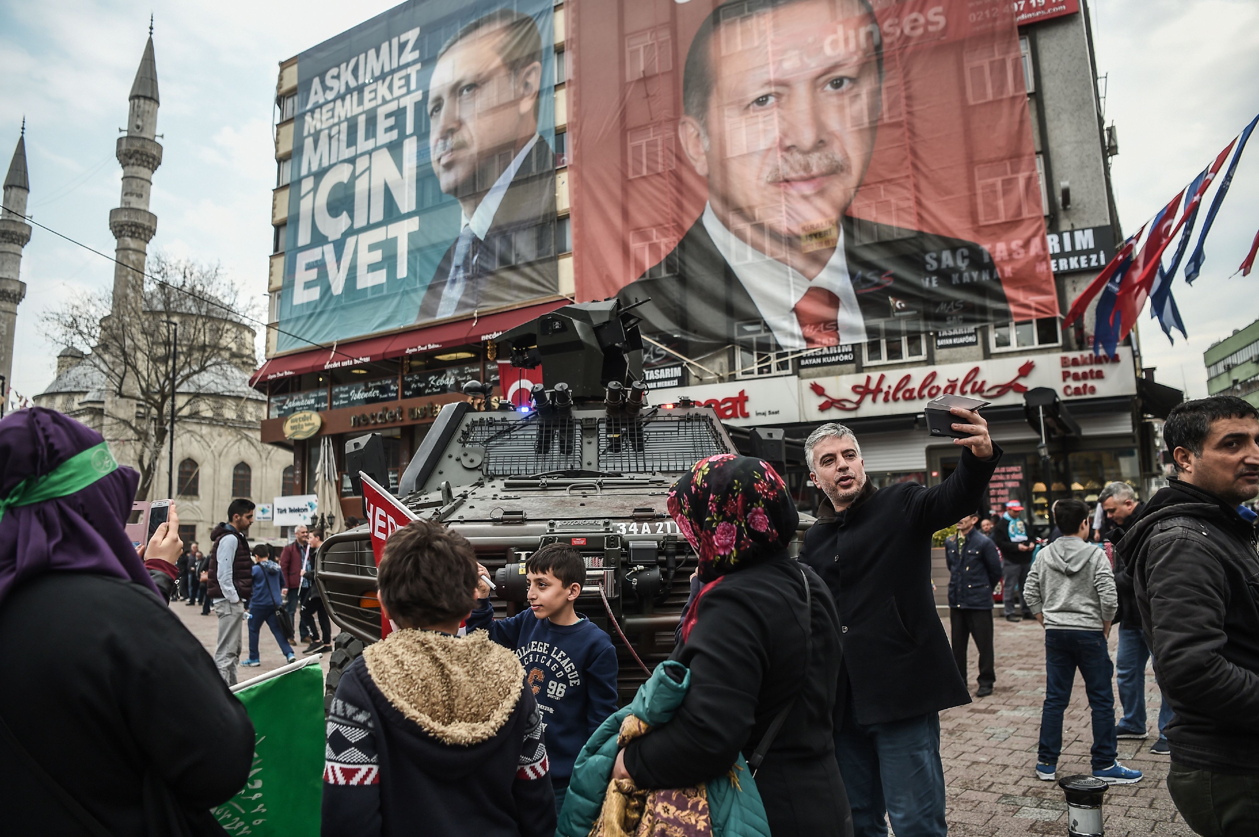 مظاهرات مؤيدة لأردوغان مظاهرات مؤيدة لأردوغان