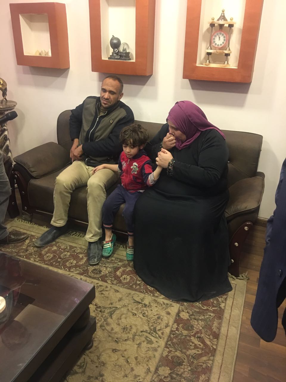 الطفل المختطف مع والديه الطفل المختطف مع والديه