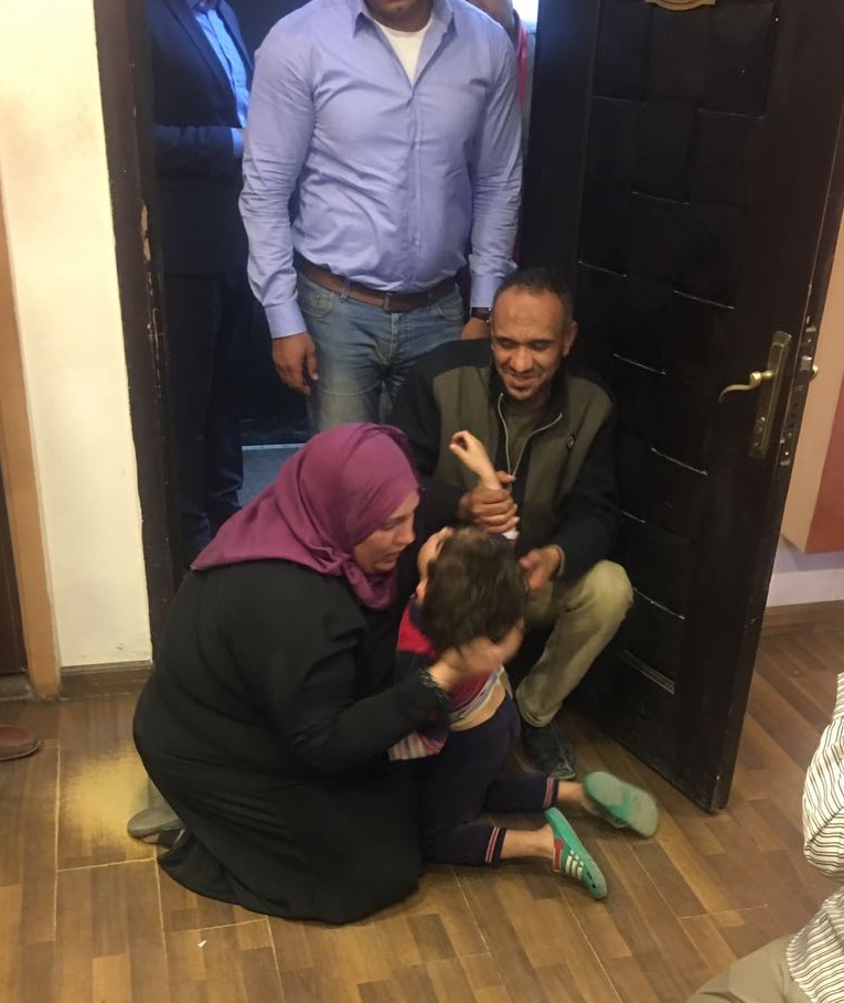 الطفل المختطف بصحبة والديه الطفل المختطف بصحبة والديه
