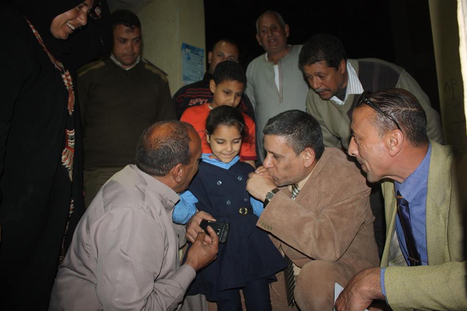 محمد شتا مدير إدارة دسوق يقبل يد الطفلة عقب عودتها محمد شتا مدير إدارة دسوق يقبل يد الطفلة عقب عودتها